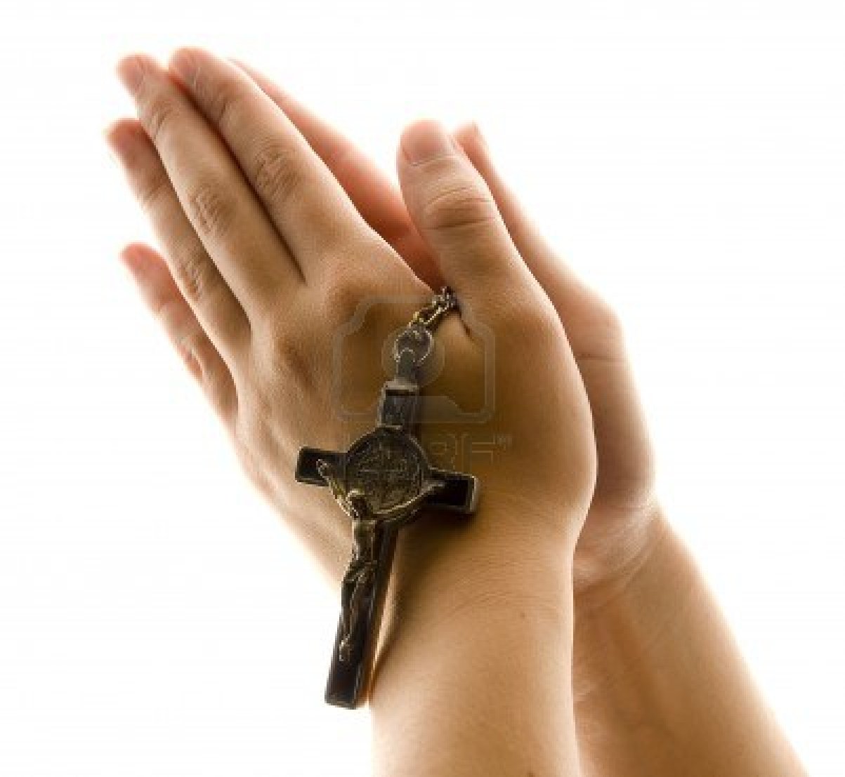manos-en-oracion-con-crucifijo